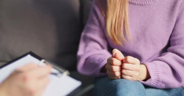 Pessoa Sessão Terapia Com Psicólogo Close Mãos Ansiosas Conceito Saúde — Vídeo de Stock