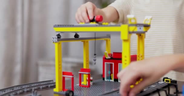 Fokuserat Barn Montera Modell Konstruktion Kran Från Färgglad Blockuppsättning Skildrar — Stockvideo