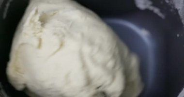 Ekmek hamuru siyah ekmek makinesi tavasında. Pişirme işleminin yakın çekimi. Yemek pişirme ve ev yapımı konsepti. Yüksek kalite 4k görüntü