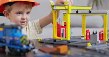 Başlıklı küçük çocuk oyuncak şantiyesi inşa etmeye odaklanmış. Yaratıcılık ve oyunda öğrenme konusunda ilham veriyor. Yüksek kalite 4k görüntü