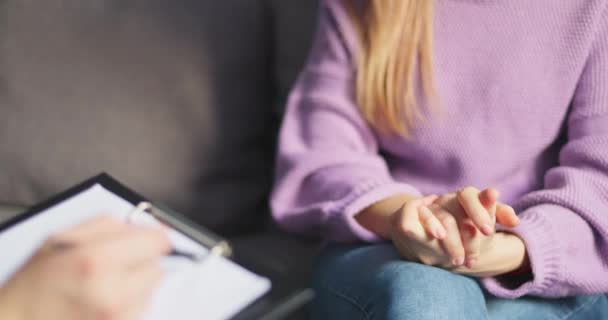 Pessoa Sessão Terapia Com Psicólogo Close Mãos Ansiosas Conceito Saúde — Vídeo de Stock