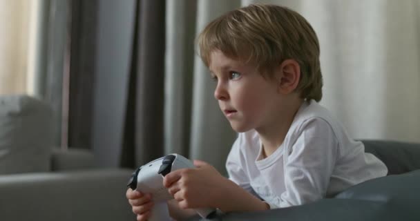 Мальчик Пристально Играет Видеоигры Игровым Контроллером Детские Игры Развлекательная Концепция Стоковое Видео