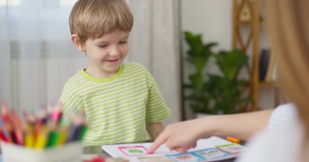 Улыбающийся Ребенок Полосатой Рубашке Играет Учебными Блоками Образовательная Концепция Высококачественные — стоковое видео