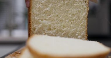 Tırtıklı bıçakla ev yapımı ekmek dilimlemek. Ev yemeği ve pişirme konsepti. Yemek tarifi blogu için tasarım, mutfak sitesi. Yüksek kalite 4k görüntü