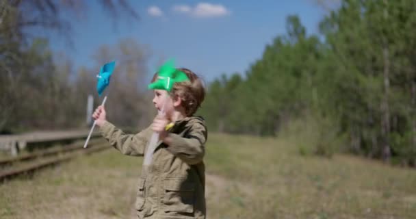 Pojke Med Gröna Och Blå Nypor Naturen Ett Uppriktigt Barndomsögonblick — Stockvideo