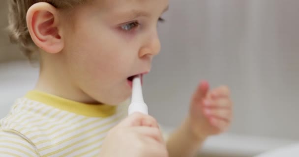 Крупный План Мальчика Чистящего Зубы Электрической Зубной Щеткой Концепция Гигиены Видеоклип