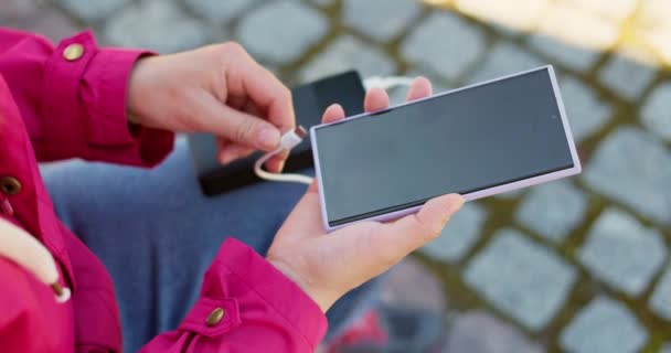 Žena Nabíjí Smartphone Přenosnou Baterií Vysoce Kvalitní Záběry — Stock video