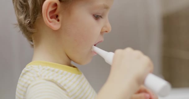 Close Menino Escovando Dentes Com Escova Dentes Elétrica Conceito Higiene — Vídeo de Stock