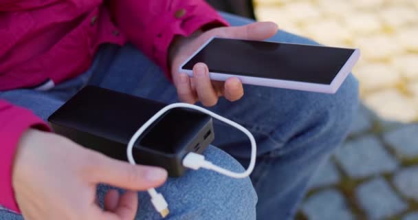 Akıllı Telefonu Taşınabilir Şarja Bağlayan Eller Teknoloji Kolaylık Konsepti Için — Stok video