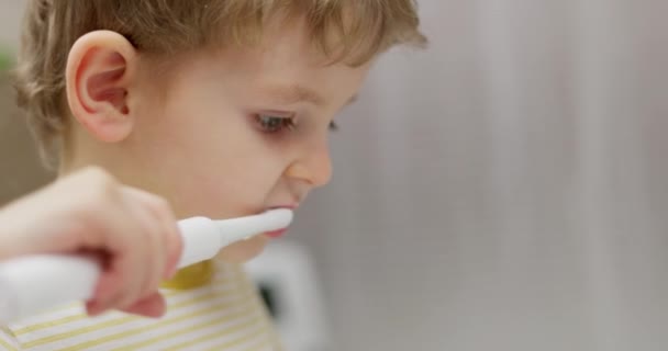 Zbliżenie Młodego Chłopca Myjącego Zęby Elektryczną Szczoteczką Zębów Koncepcja Higieny — Wideo stockowe