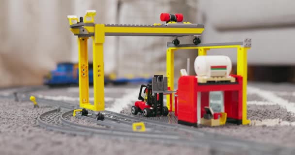 Toy Train Set Crane Tracks Grey Carpet Childrens Play Concept — стокове відео