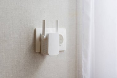 Gelişmiş İnternet Bağlantısı için Wall Outlet 'e bağlı Modern WiFi Aralığı EklentisiComment.