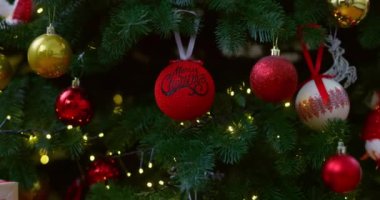 Noel hediyeleri süsleri ve ışıklarla süslenmiş, Noel kutlamalarına hazır bir ağacın altında oturur. Yüksek kalite 4k görüntü