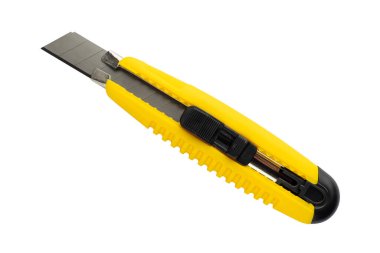 Sarı ve siyah plastik saplı geri çekilebilir alet bıçağı ve beyaz arka planda izole edilmiş segmentli çelik bıçak. Kağıt karton ve diğer malzemelerin imalatı ve inşaatında kullanılıyor.