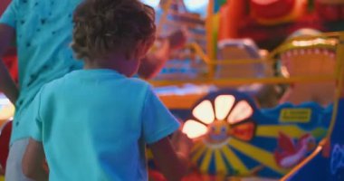 İki çocuk renkli bir atari topu fırlatma oyununun keyfini çıkarıyorlar, canlı, eğlenceli, kapalı alan eğlencesi tarzındaki hedefleri hedefliyorlar. Yüksek kalite 4k görüntü