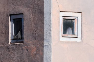 Villajoyosa 'nın ön cephesinde pencereler