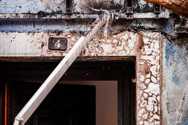 Villajoyosa 'nın eski kasabasında yanmış bir kapı.