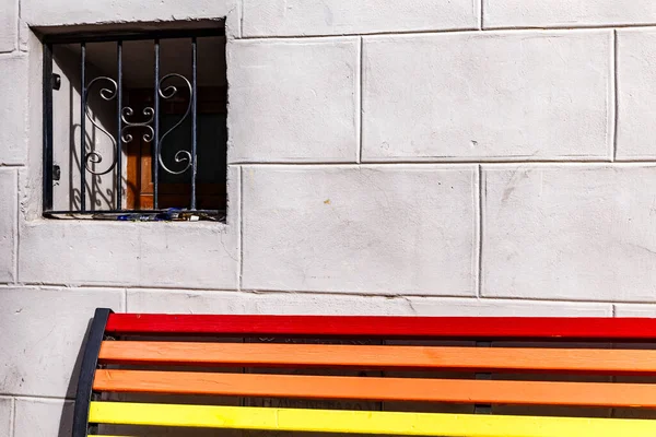 Arka planda pencere olan homoseksüel bank