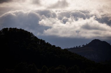 Xeraco tepeleri yanardöner bulutların altında