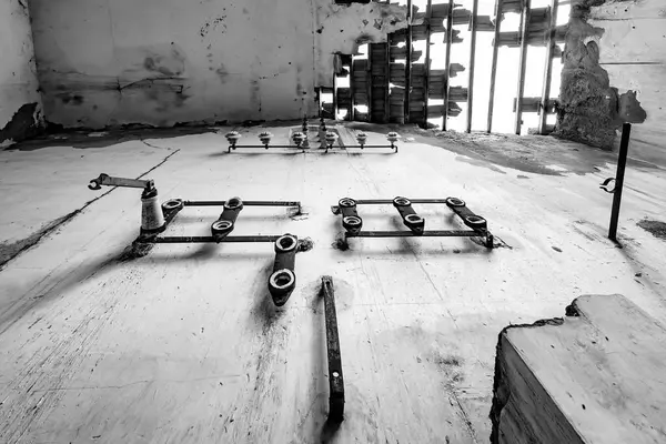 Ruidera 'da terk edilmiş hidroelektrik santrali ekipmanları siyah beyaz.