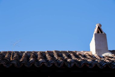 San Carlos del Valle 'deki bacanın yanındaki çatıda bitki var.