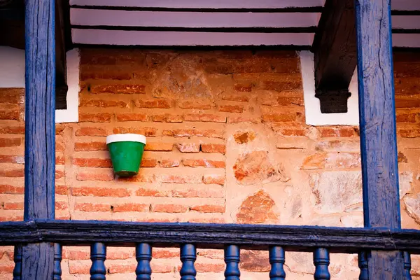 San Carlos del Valle 'deki eve saksı dikin.