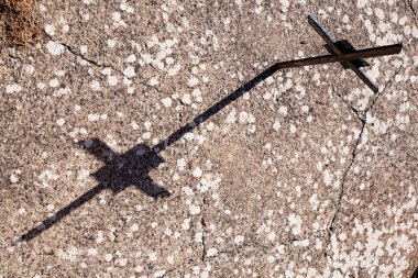 Haç ve gölgesi Alhambra mezarlığında