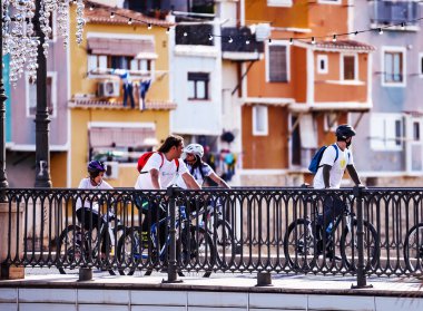 Villajoyosa, Alicante, İspanya. 11-27-2022: Villajoyosa 'daki bisiklet gününde bisikletçiler