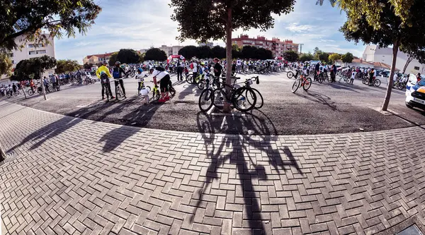 Villajoyosa, Alicante, İspanya. 11-27-2022: Villajoyosa 'daki bisiklet gününde bisikletçiler