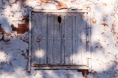 Alhambra 'da terk edilmiş kerpiç duvarındaki pencere