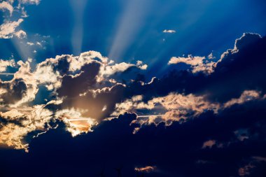 Alhambra 'da canlı bulutlar, Ciudad Real, İspanya.