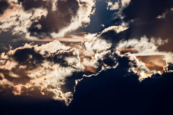 Alhambra 'da canlı bulutlar, Ciudad Real, İspanya.