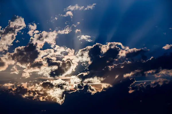 Alhambra 'da canlı bulutlar, Ciudad Real, İspanya.