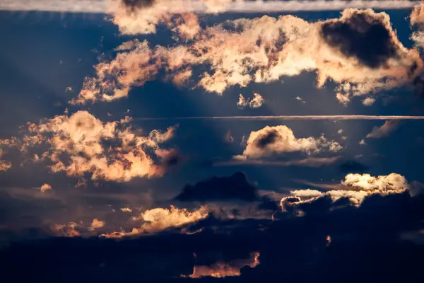 Alhambra 'da canlı bulutlar, Ciudad Real, İspanya.