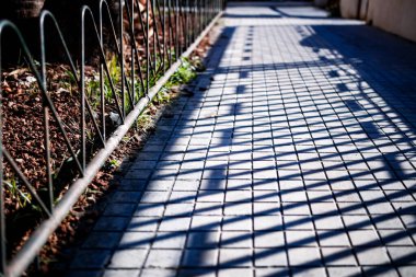 Villajoyosa 'da kaldırımdaki çitin gölgesi