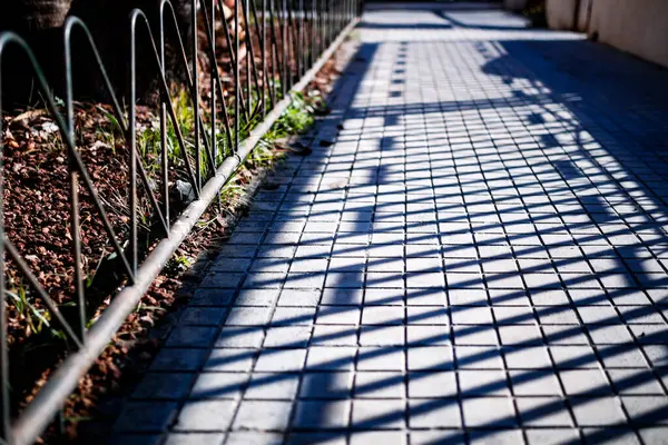 Villajoyosa 'da kaldırımdaki çitin gölgesi