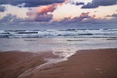 Denia sahilinde gün batımında su birikintileri