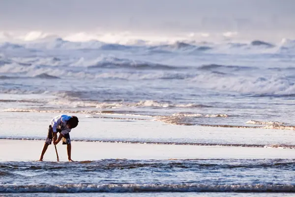 Oliva plajında oynayan bir çocuk
