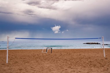 Ön planda Villajoyosa plajı ile denizde fırtına