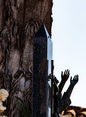 Alhambra mezarlığında meleklerin başı ve elleri cennete.