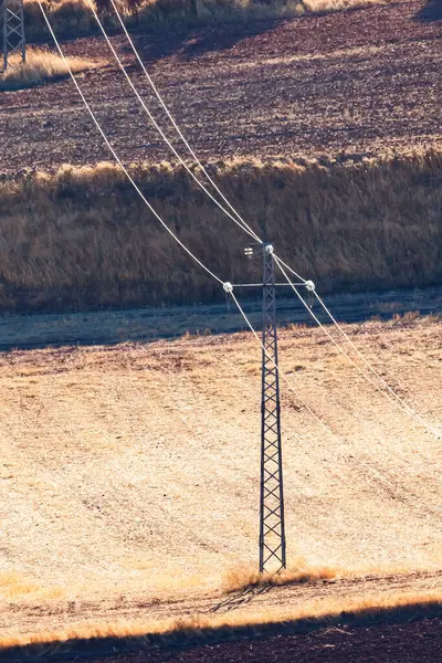 Güç hattı Alhambra 'da tarlaları geçiyor.