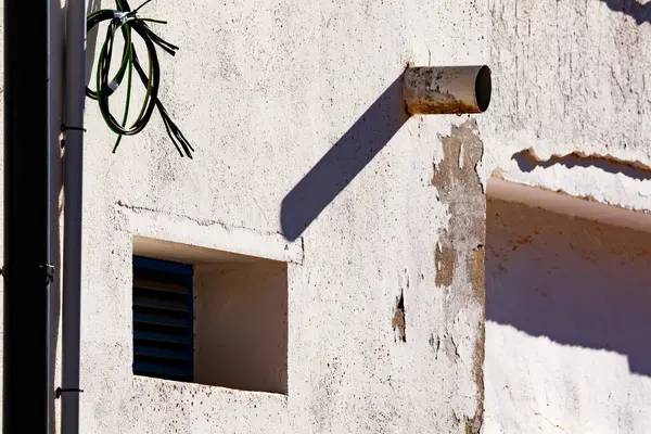 Alhambra 'da beyaz duvardaki pencere