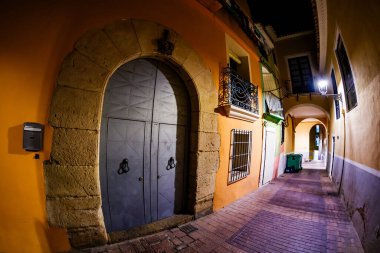 Sokak kapısı Villajoyosa 'nın eski kasabasındaki Arşivos