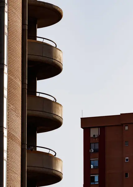 Benidorm 'da dairesel teraslı bina