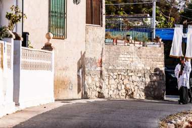 Villajoyosa, Alicante, Espana. 29-03-2024 Kutsal yüz Villajoyosa köprüsünü geçiyor.