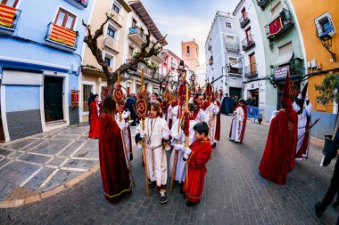 Villajoyosa, Alicante, Espana. 29-03-2024 Kutsal yüz Villajoyosa köprüsünü geçiyor.