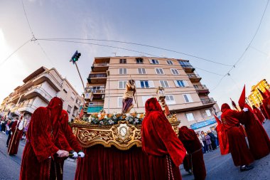 Villajoyosa, Alicante, Espana. 29-03-2024 Kutsal yüz Villajoyosa köprüsünü geçiyor.