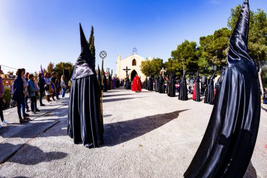 Villajoyosa, Alicante, Espana. 29-03-2024 Kutsal yüz Villajoyosa köprüsünü geçiyor.