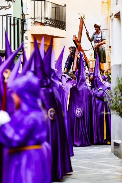 Villajoyosa, Alicante, Espana. 29-03-2024 Kutsal yüz Villajoyosa köprüsünü geçiyor.