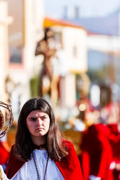 Villajoyosa, Alicante, Espana. 29-03-2024 Kutsal yüz Villajoyosa köprüsünü geçiyor.